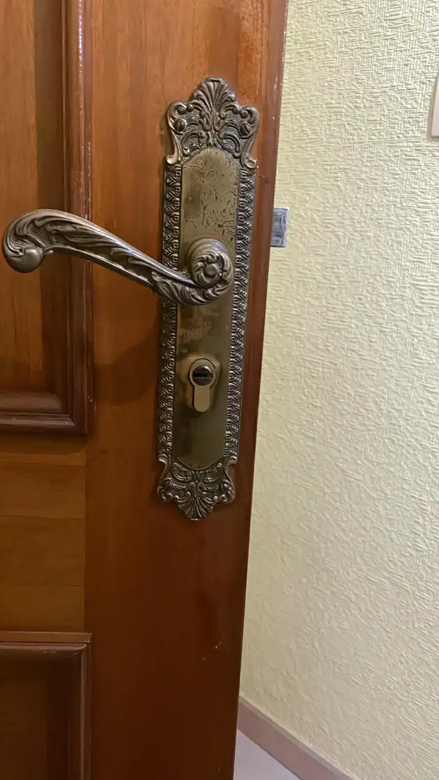 Imagen de bombín de serreta nuevo de alta seguridad después de la sustitución